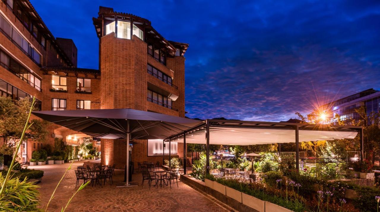 Hotel Estelar La Fontana Bogotá Exteriör bild The hotel's exterior at night